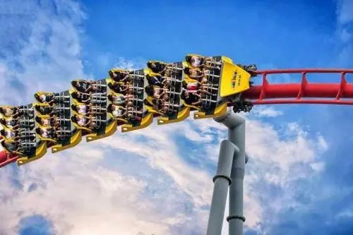 北京欢乐谷回应儿童倒挂空中，是什么原因导致的？