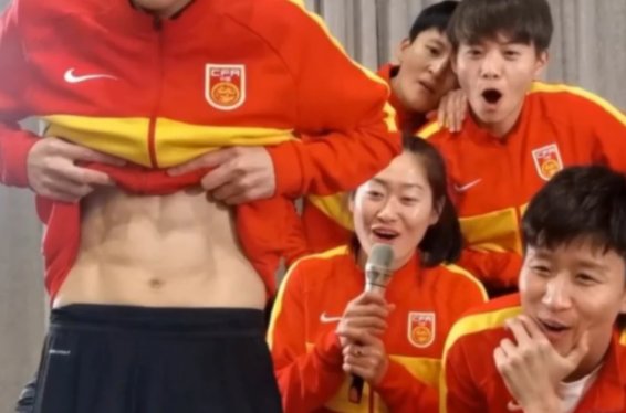 KO“白斩鸡”！中国女足老将现场掀开队服露6块腹肌，腹肌到底怎么练？
