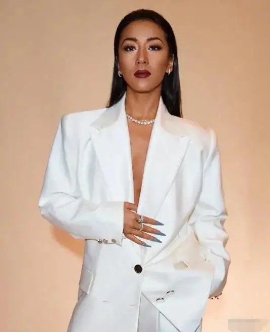 吉克隽逸深夜发文求助,称酒店洗手间有异响,究竟是怎么回事?