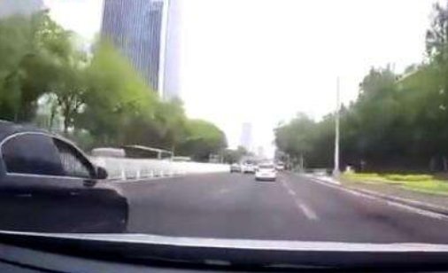 司机疯狂别车并扔后车满窗奶茶，事件的原委是怎样的？