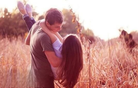 男人发一个拥抱代表什么意思 他有可能是在表达喜欢