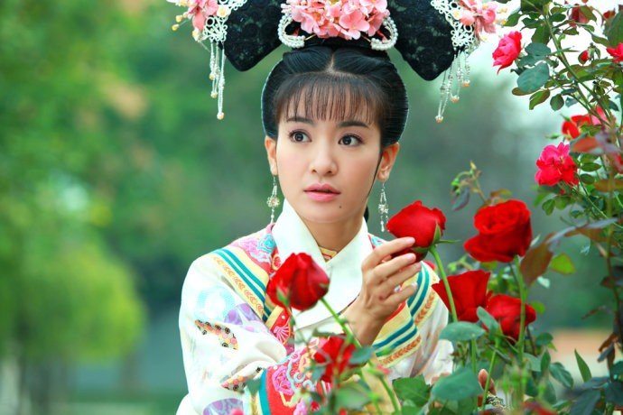 新还珠格格里面的还珠格格是谁扮演的?