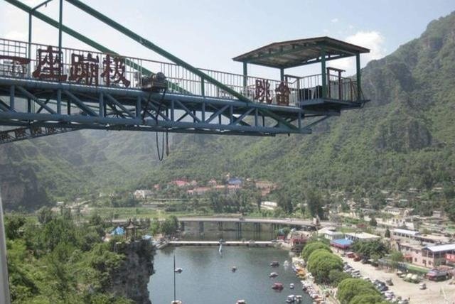 外国女子蹦极时惨遭断绳拖行毙命，这种意外事故每年的发生率有多高？