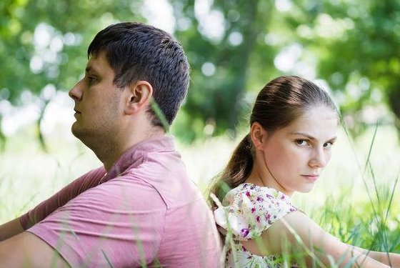 夫妻一旦吵架，妻子就叫三五个男子去宾馆，我该怎么办