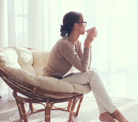 女子开窗看热闹，整楼窗边都是脑袋！大家为什么都喜欢看热闹？