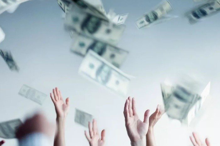 巴基斯坦婚礼现场撒200万“钞票雨”，宾客们作何反应？