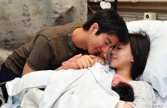 李靓蕾5年生3胎冠夫姓仍难逃离婚,你如何看待她的婚姻?