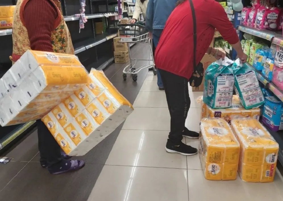 银行每人限时5秒撕卫生纸引争议！银行为何会举办这样的活动？