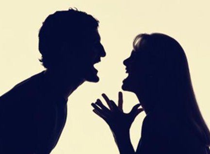 夫妻一旦吵架,妻子就叫三五个男子去宾馆,我该怎么办