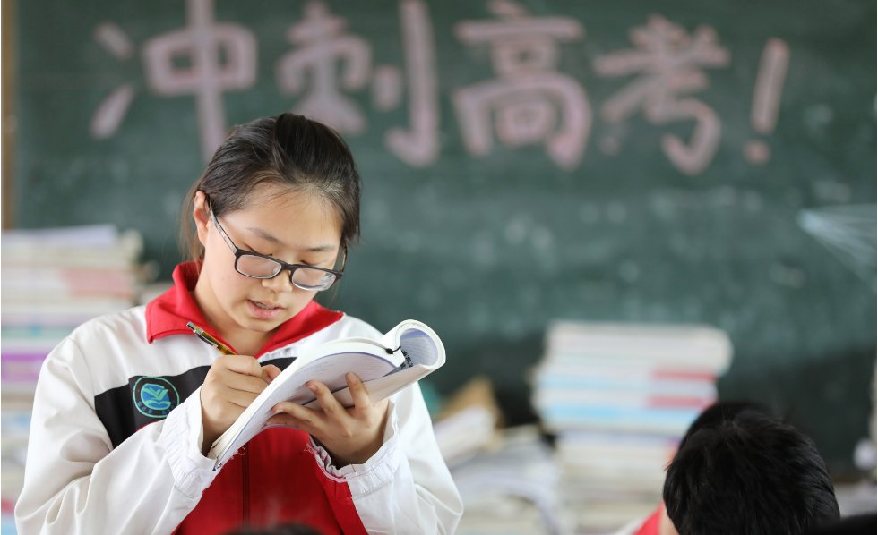 高分段卷上天到300分上大学,高考分数线为何两极分化?