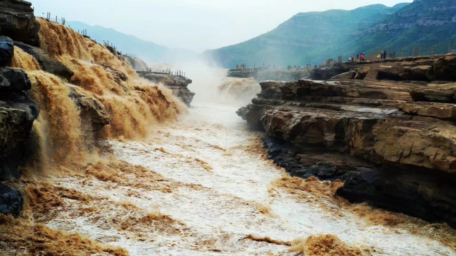 我国哪个瀑布被称为“千里黄河一壶收”?