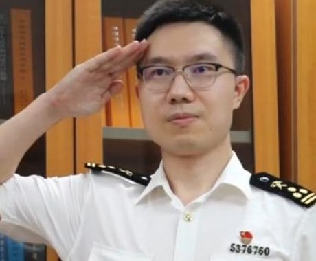 向港警敬礼的深圳海关关员找到了，他到底是谁？