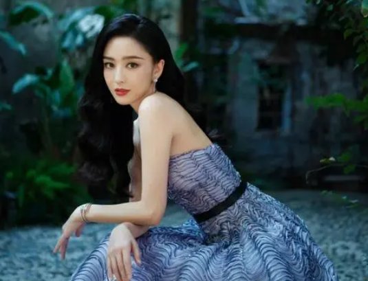 佟丽娅为什么能主持春晚