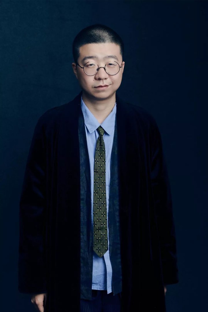 李诞与美女街头亲密互动，李诞的爆红原因是啥？