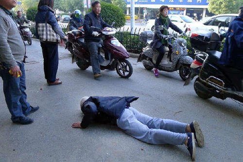 老夫妻地铁站摔伤拒绝通知家人，为什么他的话让子女寒心？