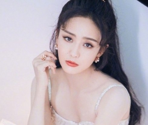 俞灏明请佟丽娅吃2000元一份的宵夜，明星为什么这么有钱？