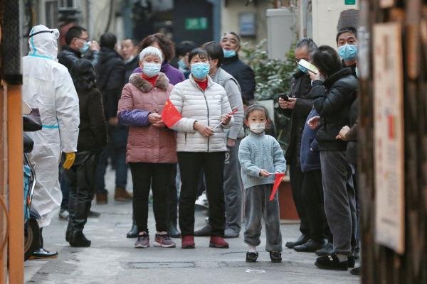 山东三名男子被困隔离小区后当起志愿者，他们都做了哪些事情？