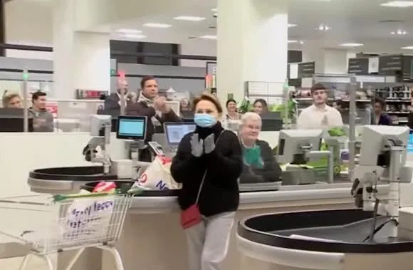 成都一老外拒戴口罩，民警帮戴被打掉，其行为在法律中如何定性？