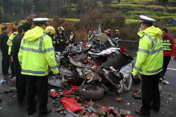 浙江嘉兴女司机欲从两车中间超车致多车事故，开车应该注意哪些道路安全？
