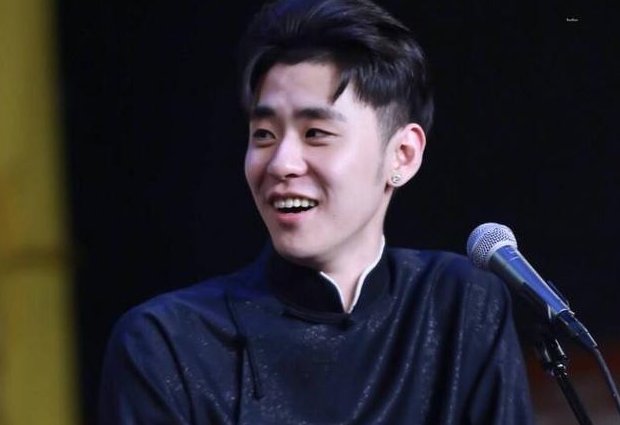 德云社捧红的辫儿哥哥，当年怎样从十米高的站台摔下去的？