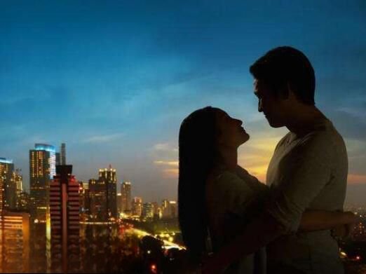 男人发一个拥抱代表什么意思 他有可能是在表达喜欢