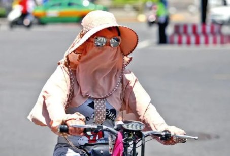 重庆高温把路都晒化了，外面的风都是热的！这种天气下如何防范热射病？