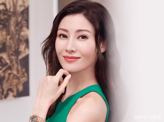 李嘉欣年过半百还穿粉色礼服，戴粉色口罩，为何没人说她装嫩呢？