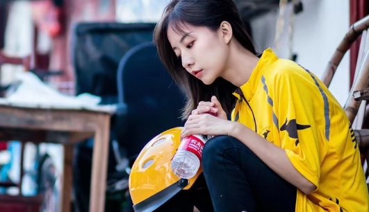 杭州一女生穿外卖服当街热舞，外卖平台对此有何回应？