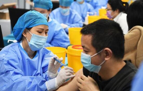 重庆男生考上职高后因未打新冠疫苗遭拒，学校有权这么做吗？