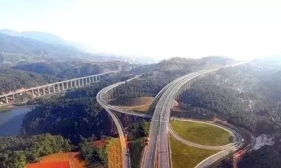 “世界第一环”运输全程，画面究竟有多震撼？它是怎么过收费站下高速的？