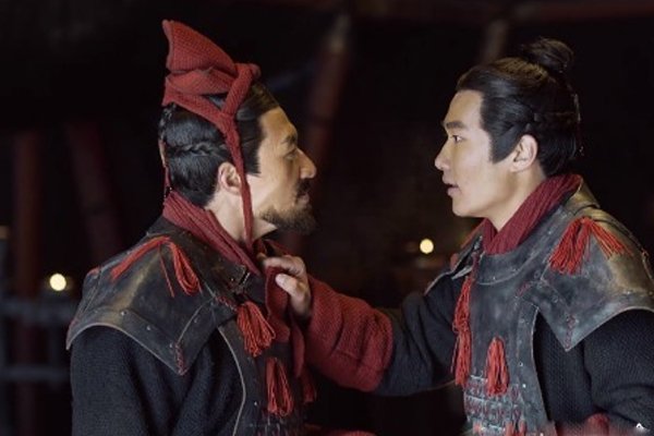 长安君成蛟叛乱，秦王派谁去平定叛乱的？