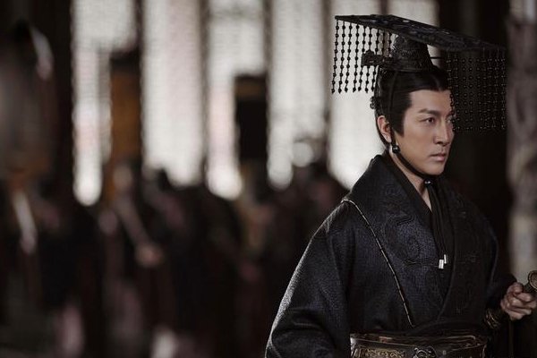 长安君成蛟叛乱，秦王派谁去平定叛乱的？