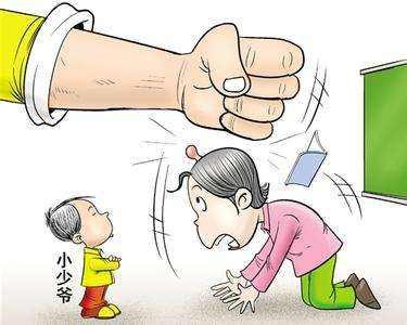 孩子躺地铁座上大叔提醒,却被家长怼出门被车撞!这样的家长能教好孩子吗?