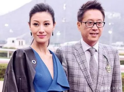 李嘉欣年过半百还穿粉色礼服，戴粉色口罩，为何没人说她装嫩呢？