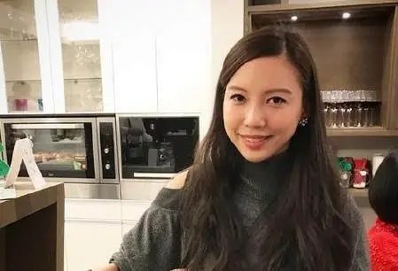 李靓蕾5年生3胎冠夫姓仍难逃离婚,你如何看待她的婚姻?