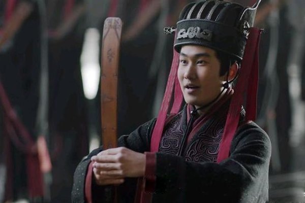 长安君成蛟叛乱，秦王派谁去平定叛乱的？