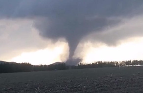 龙卷风过境黑龙江，风柱横扫厂房，这一场面有多可怕？