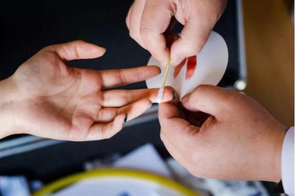 宝妈为找出孩子亲爸，带五名男子做亲子鉴定，结局出人意料，你怎么看？