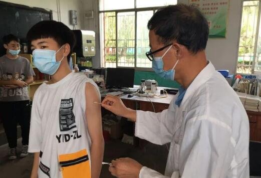 重庆男生考上职高后因未打新冠疫苗遭拒，学校有权这么做吗？