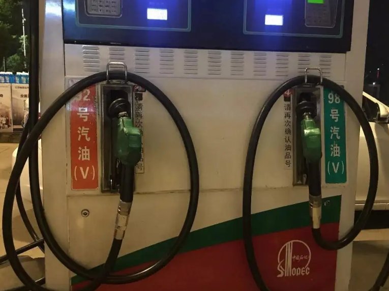 重庆加油站把汽油柴油搞混,上百台车集体报废!为何会有如此严重后果?