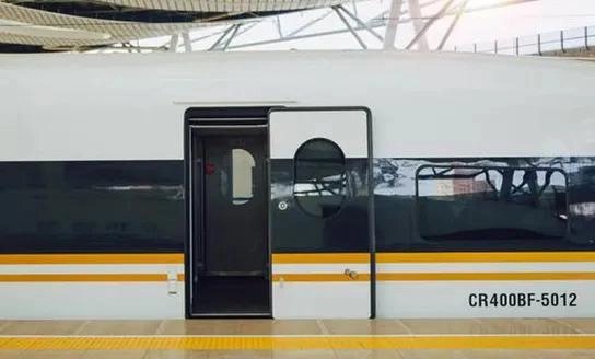 G540次列车上，男子为抽烟堵高铁车门称，如何看待男子的行为？