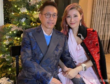 李嘉欣年过半百还穿粉色礼服，戴粉色口罩，为何没人说她装嫩呢？