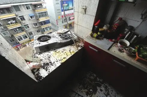 河北一男子水泥地上生火炖大骨锅被炸飞,导致爆炸的原因有哪些?