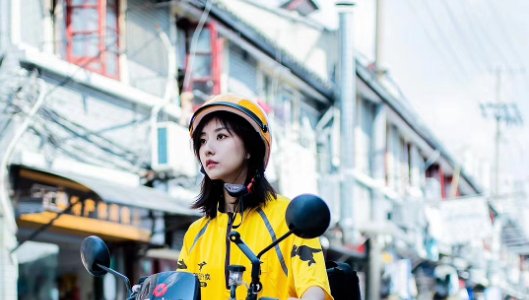 杭州一女生穿外卖服当街热舞，外卖平台对此有何回应？