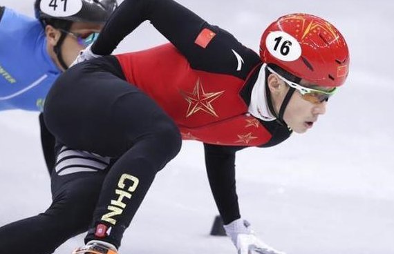 世锦赛短道速滑韩天宇为何摔出赛道?