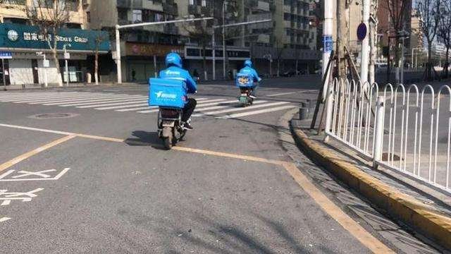 上海跑腿小哥:露宿街头日薪过万,他们日常的工作生活有多不易?