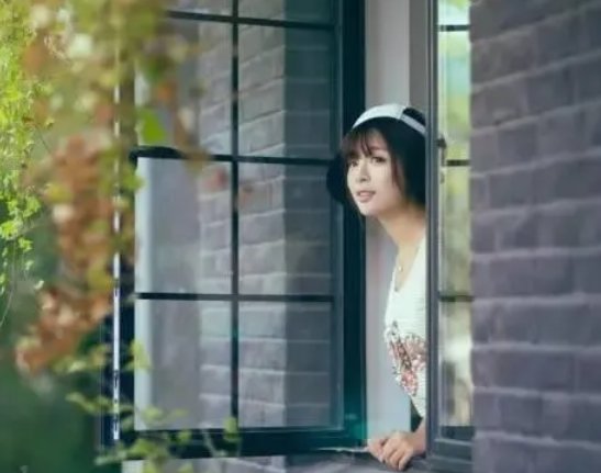 女子开窗看热闹，整楼窗边都是脑袋！大家为什么都喜欢看热闹？