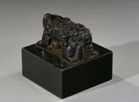 中国藏家72万欧元在巴黎拍得乾隆玉玺，中国藏品为何会跑到巴黎？