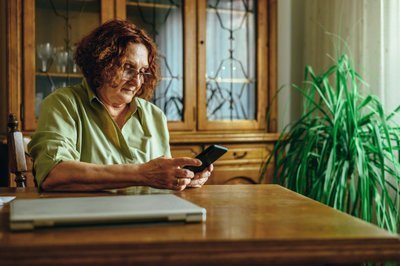 济公游本昌呼吁关注老人数字鸿沟,有哪些智能电子产品已有老年模式?