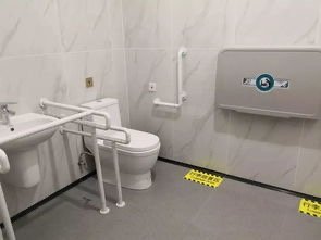 辽宁大连一高校现男女坑位同间相对厕所,对于这样的设计你怎么看?